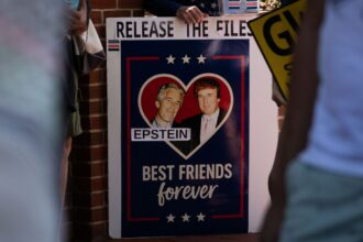 presupusa felicitare a lui donald trump catre jeffrey epstein arata ce relatie bizara aveau cei doi fiecare zi sa ti fie un secret minunat 68c2983cb4a9b