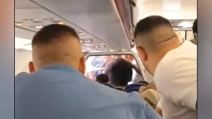 scandal urias intr un avion cu destinatia bucuresti 30 de persoane s au luat la bataie 68c79d115dba4