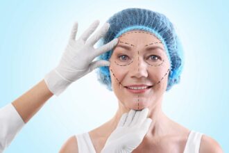 Pacientă în timpul unei proceduri cosmetice faciale realizată de un specialist într-o clinică modernă.