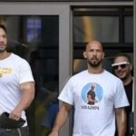 un barbat cu o arma a fost arestat langa casa fratilor tate din ilfov 68cf120766ff9