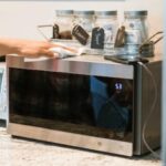 buretele umed in cuptorul cu microunde secretul care arunca intr un colt de umbra detergentii trucul care a innebunit internetul 693b36763b03a